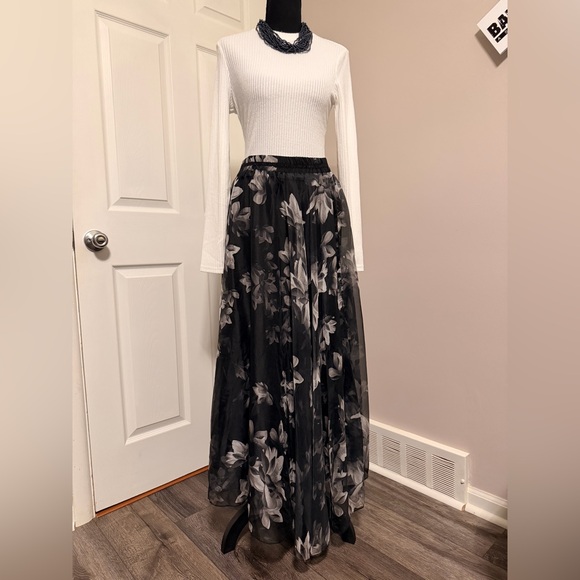 Dresses & Skirts - Floral Black and Gray Maxi Skirt